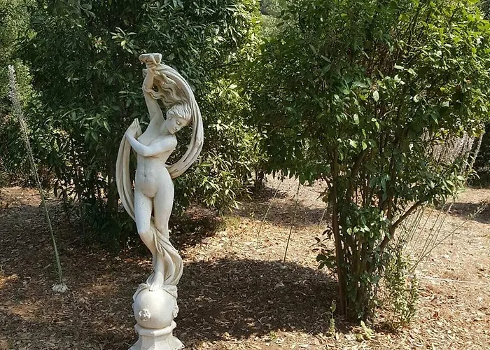 לינה וארוחת בוקר La Garriniere 4*